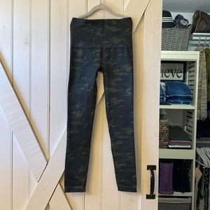 Spanx camo leggings 💚🖤